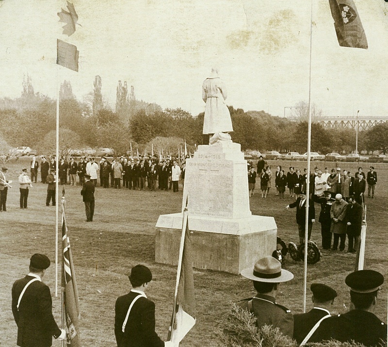 Crowd at World War 1 Statue