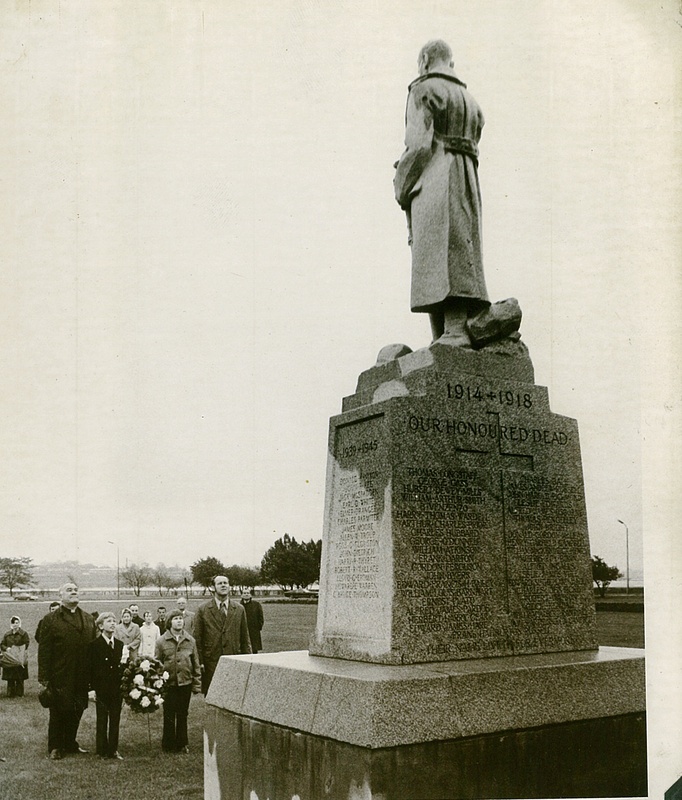 Unidentified Crowd at World War 1 Statue
